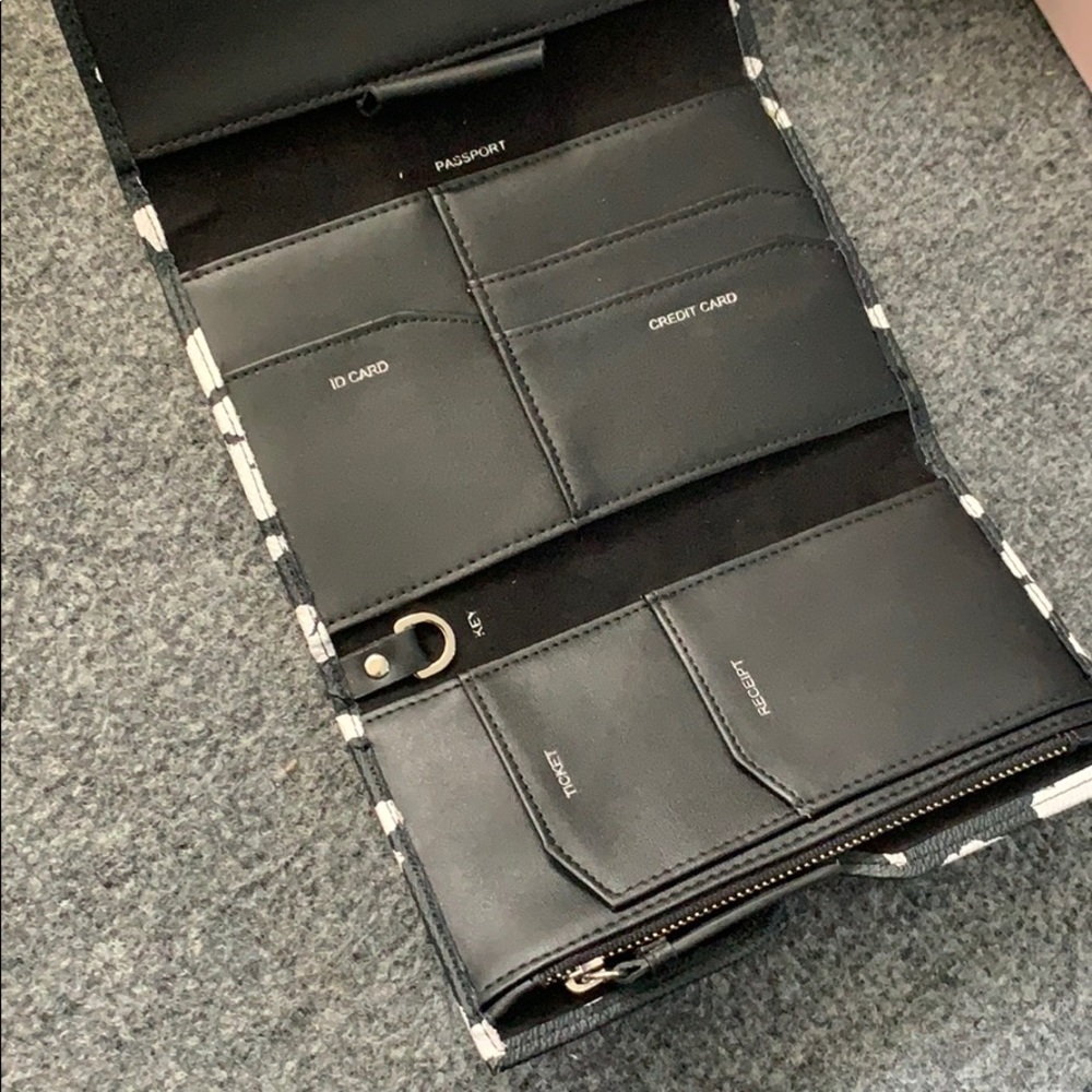 Ivanka Trump Rio Wallet - Picture 2 of 6